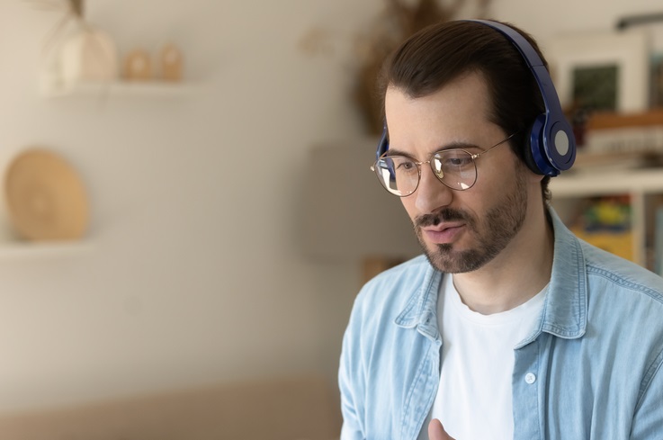 Student learning French